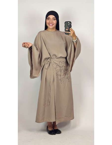 Robe Longue Brodée Taupe Femme | Robe Élégante à Nouer – Mode & Mastour